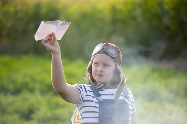 Enfant Heureux Jouant Dans Casque Pilote Fait Passer Pour Aviateur — Photo