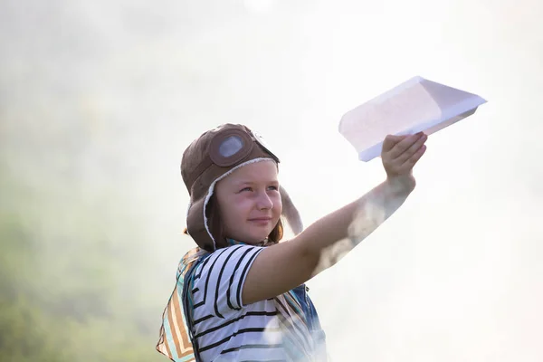 Glückliches Kind Das Mit Pilotenhelm Spielt Gibt Vor Flieger Sein — Stockfoto