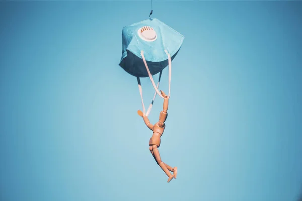 Figura Madera Volando Con Máscara Protectora Cielo Azul Concepto Infección — Foto de Stock