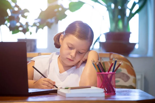 Apprendimento Distanza Istruzione Online Ragazza Della Scuola Guardando Lezioni Educazione — Foto Stock