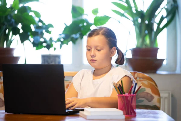 Afstandsonderwijs Online Onderwijs School Meisje Kijken Online Onderwijs Klassen Het — Stockfoto