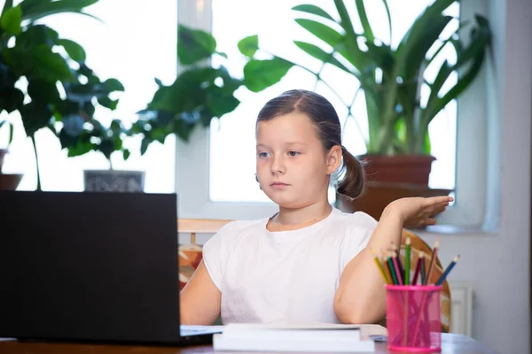 Formazione Online Distanza Ragazza Della Scuola Guardando Lezioni Educazione Online — Foto Stock