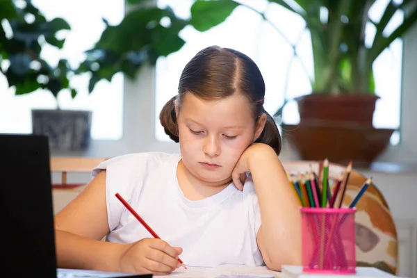 Distansutbildning Nätet Skolflicka Tittar Online Utbildning Klasser Och Gör Skolans — Stockfoto