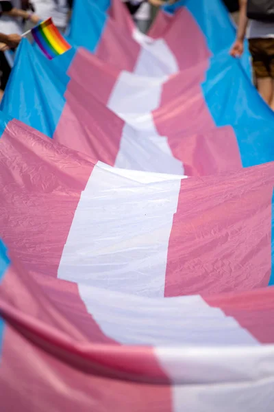 Transgender Flagge Wird Bei Stolz Veranstaltung Die Luft Geschwenkt — Stockfoto