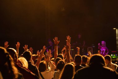 Konserde kalabalık - Parlak sahne ışıkları içinde tezahürat yapan kalabalık