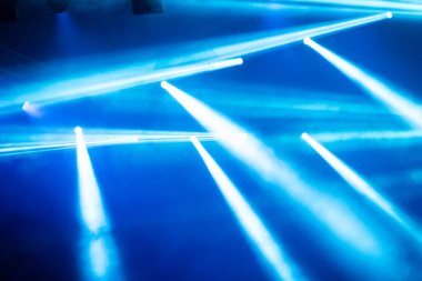 Sahne ışıkları, renkli ışıklar ve duman. Konser ve tiyatro sahnesi