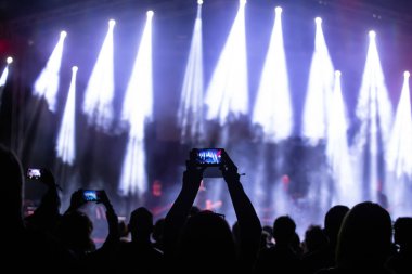 Konserde kalabalık - Parlak sahne ışıkları içinde tezahürat yapan kalabalık