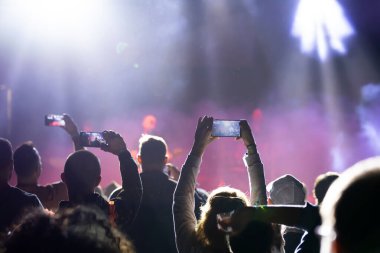 Konserde kalabalık - Parlak sahne ışıkları içinde tezahürat yapan kalabalık