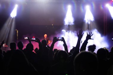 Konserde kalabalık - Parlak sahne ışıkları içinde tezahürat yapan kalabalık