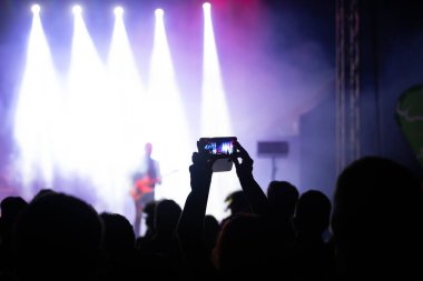 Konserde kalabalık - Parlak sahne ışıkları içinde tezahürat yapan kalabalık