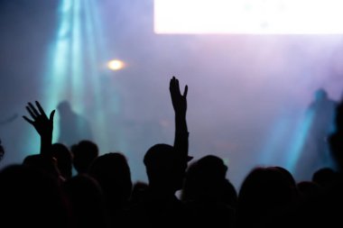 Konserde kalabalık - Parlak sahne ışıkları içinde tezahürat yapan kalabalık