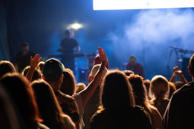 Konserde kalabalık - Parlak sahne ışıkları içinde tezahürat yapan kalabalık