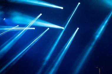 Sahne ışıkları, renkli ışıklar ve duman. Konser ve tiyatro sahnesi