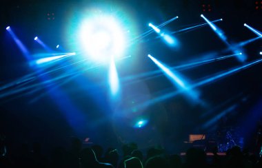 Konserde kalabalık - Parlak sahne ışıkları içinde tezahürat yapan kalabalık