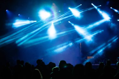 Konserde kalabalık - Parlak sahne ışıkları içinde tezahürat yapan kalabalık