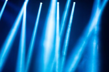 Sahne ışıkları, renkli ışıklar ve duman. Konser ve tiyatro sahnesi