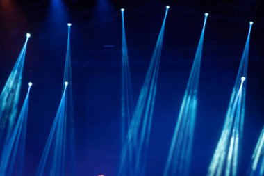 Sahne ışıkları, renkli ışıklar ve duman. Konser ve tiyatro sahnesi