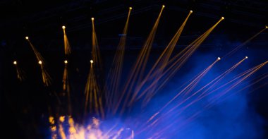Sahne ışıkları, renkli ışıklar ve duman. Konser ve tiyatro sahnesi