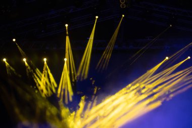 Sahne ışıkları, renkli ışıklar ve duman. Konser ve tiyatro sahnesi