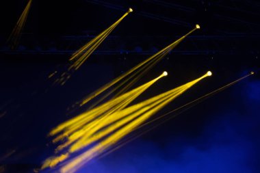 Sahne ışıkları, renkli ışıklar ve duman. Konser ve tiyatro sahnesi