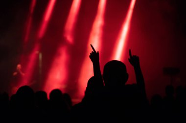 Konserde kalabalık - Parlak sahne ışıkları içinde tezahürat yapan kalabalık
