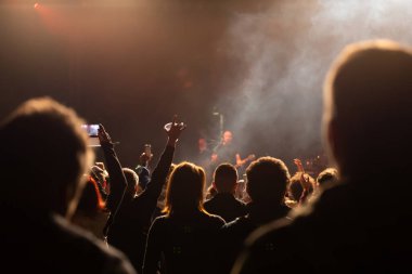 Konserde kalabalık - Parlak sahne ışıkları içinde tezahürat yapan kalabalık
