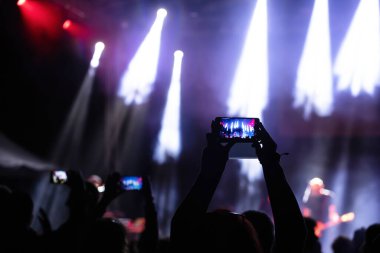 Konserde kalabalık - Parlak sahne ışıkları içinde tezahürat yapan kalabalık