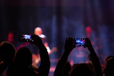 Konserde kalabalık - Parlak sahne ışıkları içinde tezahürat yapan kalabalık