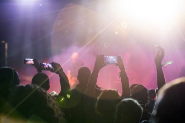 Konserde kalabalık - Parlak sahne ışıkları içinde tezahürat yapan kalabalık