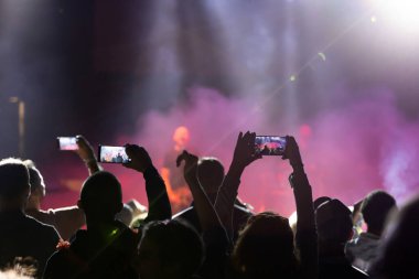 Konserde kalabalık - Parlak sahne ışıkları içinde tezahürat yapan kalabalık