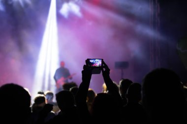 Konserde kalabalık - Parlak sahne ışıkları içinde tezahürat yapan kalabalık