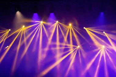 Sahne ışıkları, renkli ışıklar ve duman. Konser ve tiyatro sahnesi