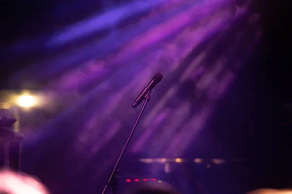 Mikrofon Színpadi Fényekben Színes Reflektorfényekkel Füsttel Koncert Színházi Élet — Stock Fotó
