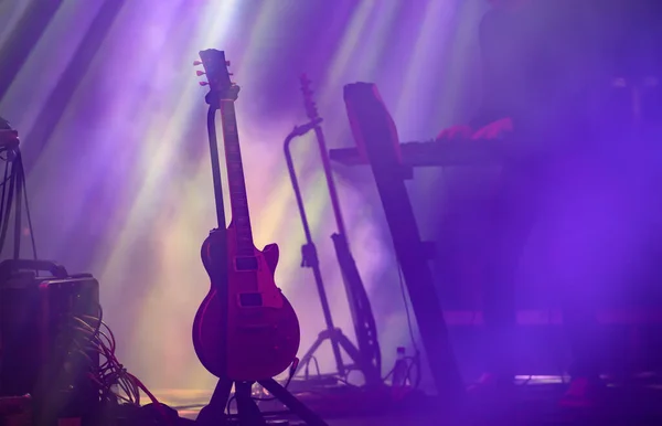 Sahnede Işık Demeti Altında Fotokopi Çekilen Dumanlı Akustik Gitar Müzik — Stok fotoğraf
