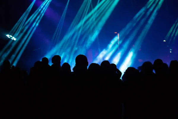 Multitud Concierto Animando Multitud Luces Escenario Colores Brillantes —  Fotos de Stock