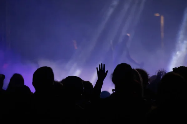 Publiken Konsert Glada Publiken Ljusa Färgglada Scenbelysning — Stockfoto