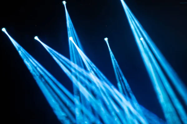 色のついたスポットライトと煙でステージライト コンサート 演劇シーン — ストック写真