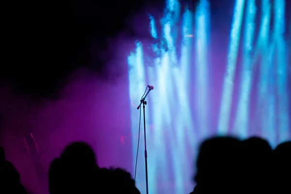 Konserde Kalabalık Parlak Sahne Işıkları Içinde Tezahürat Yapan Kalabalık — Stok fotoğraf