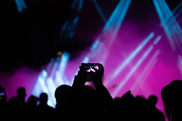 Konserde Kalabalık Parlak Sahne Işıkları Içinde Tezahürat Yapan Kalabalık — Stok fotoğraf