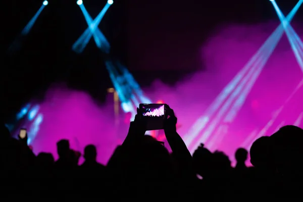 Multitud Concierto Animando Multitud Luces Escenario Colores Brillantes — Foto de Stock