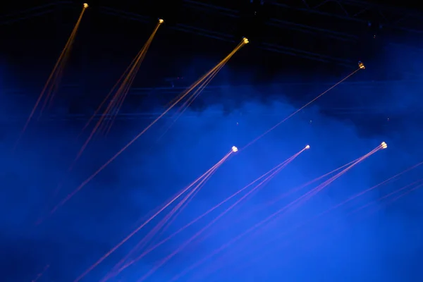Luz Palco Com Holofotes Coloridos Fumaça Concerto Cena Teatral — Fotografia de Stock