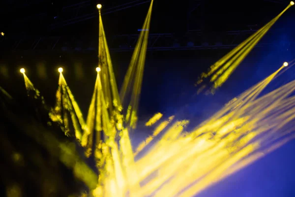 Luz Palco Com Holofotes Coloridos Fumaça Concerto Cena Teatral — Fotografia de Stock