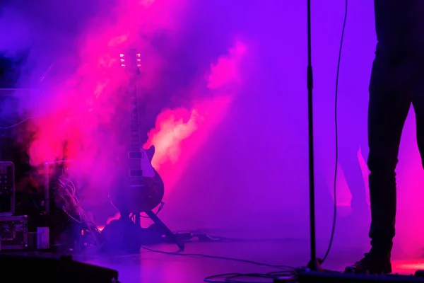 Akoestische Gitaar Het Podium Onder Lichtstraal Met Rook Met Kopieerruimte — Stockfoto