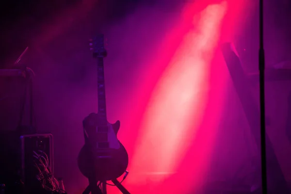 Akoestische Gitaar Het Podium Onder Lichtstraal Met Rook Met Kopieerruimte — Stockfoto