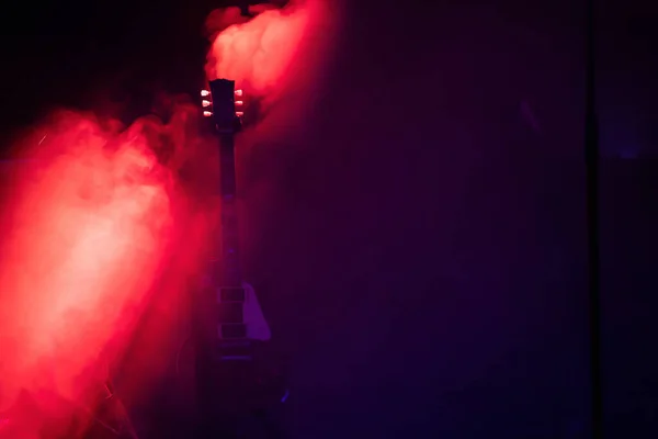 Akustikgitarre Auf Der Bühne Unter Lichtkegel Mit Rauch Und Kopierraum — Stockfoto