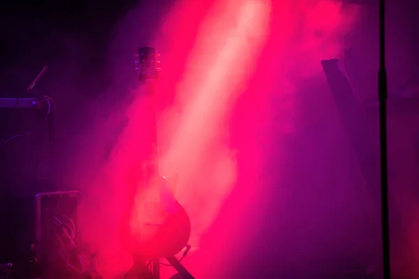 Guitare Acoustique Sur Scène Sous Faisceau Lumière Avec Fumée Avec — Photo