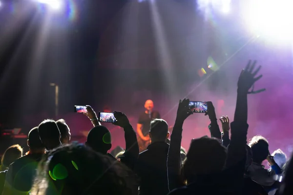 Publiken Konsert Glada Publiken Ljusa Färgglada Scenbelysning — Stockfoto