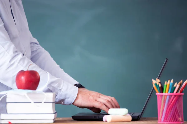 Zurück Zum Schulkonzept Mathelehrer Der Schule Geben Virtuellen Fernunterricht Laptop — Stockfoto