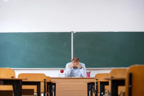 Vyčerpaný Učitel Učebně Tabuli Návrat Školy — Stock fotografie
