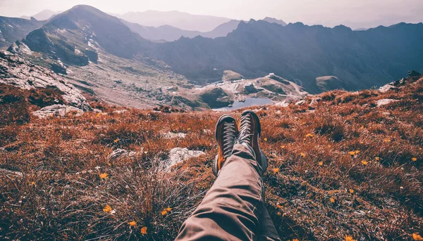 Piernas Viajero Sentadas Una Cima Alta Montaña Viaje Concepto Libertad —  Fotos de Stock